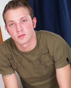 Englishlads.com: Bi guy David shows off his long fat piece of meat