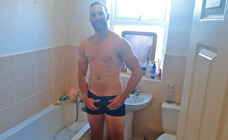 Straight & Muscular Rich Wanks his Big Uncut Cock whilst having a Bath at Home & Squirts Loads!