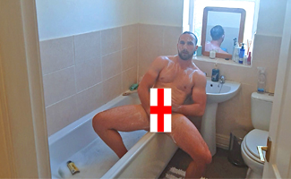 Straight & Muscular Rich Wanks his Big Uncut Cock whilst having a Bath at Home & Squirts Loads!